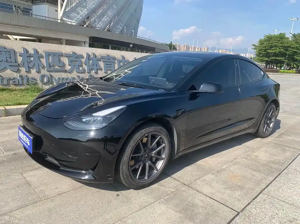 Tesla Model 3 — фото 1