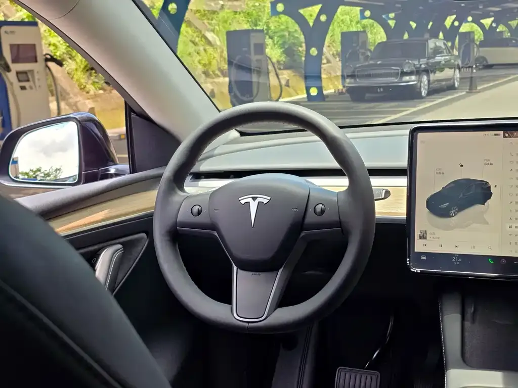 Tesla Model Y — фото 10