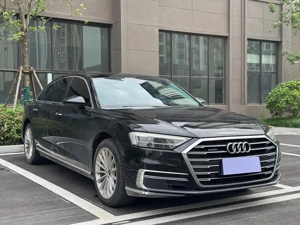 Audi A8 — фото 1