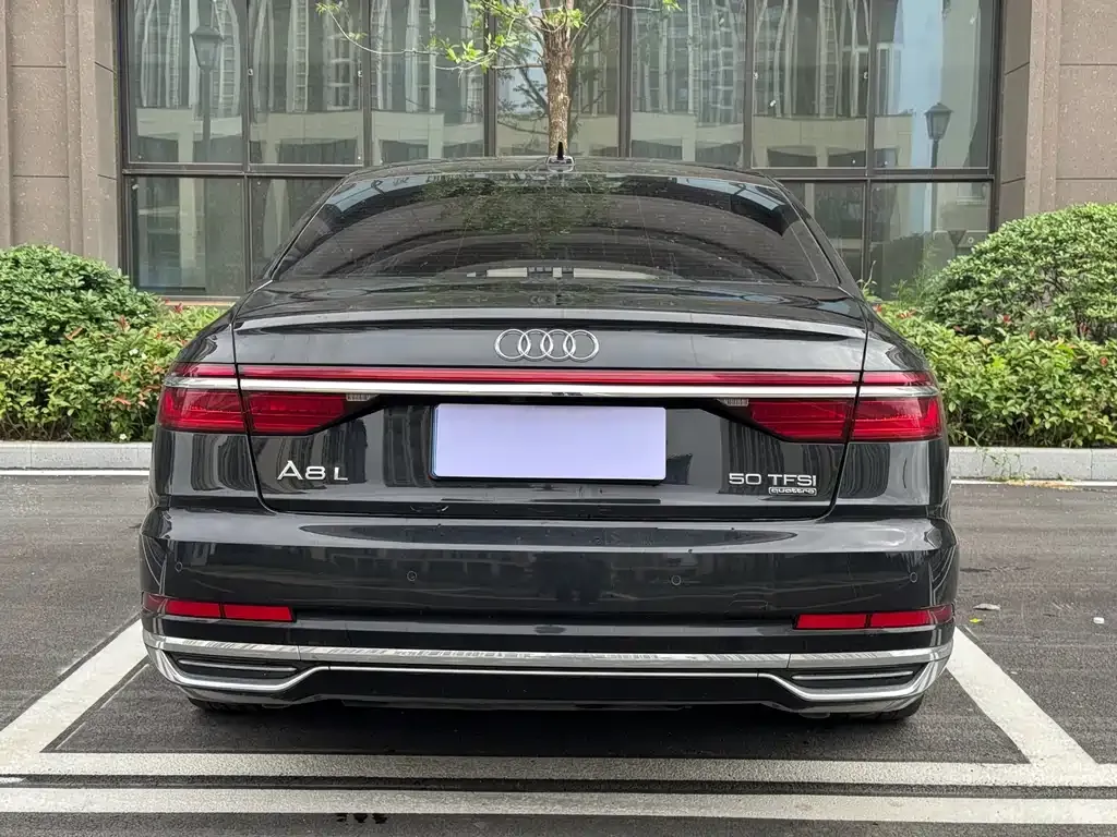 Audi A8 — фото 7