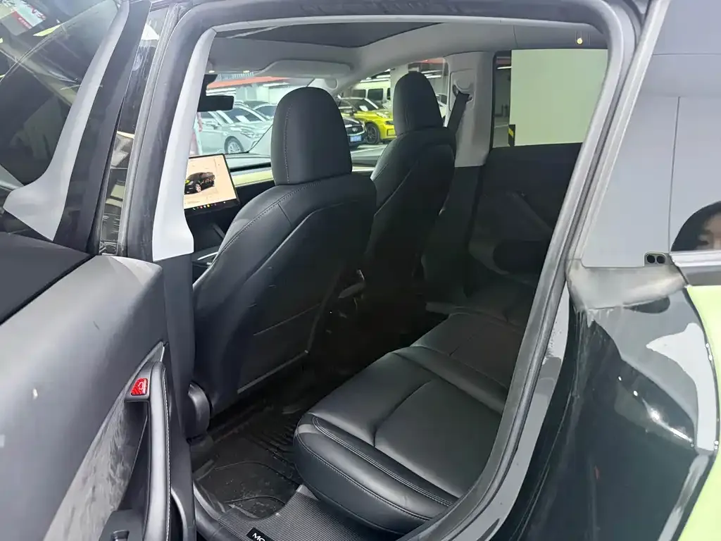 Tesla Model Y — фото 10