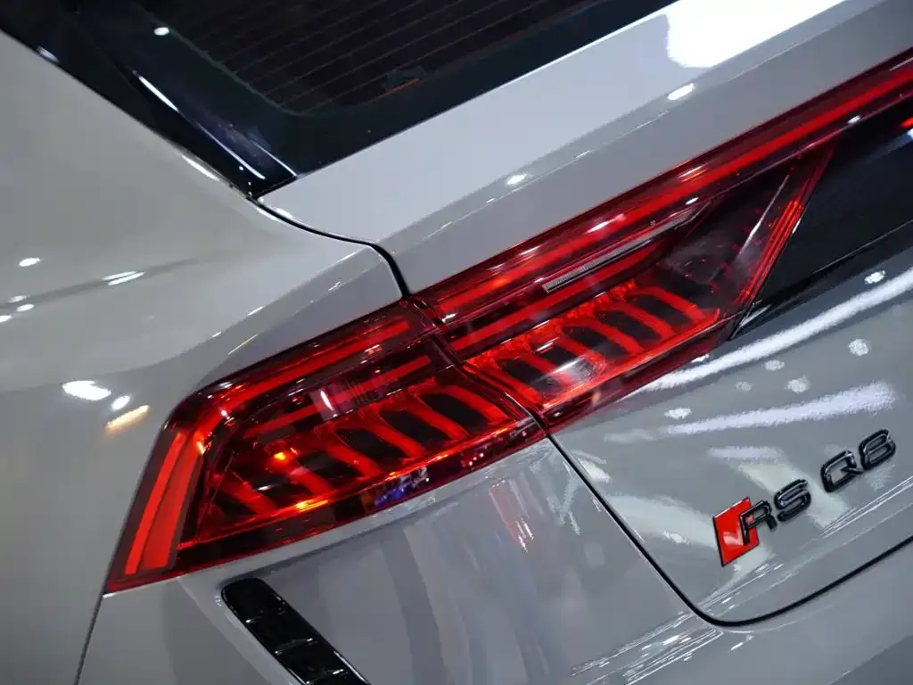 Audi RS Q8 — фото 5