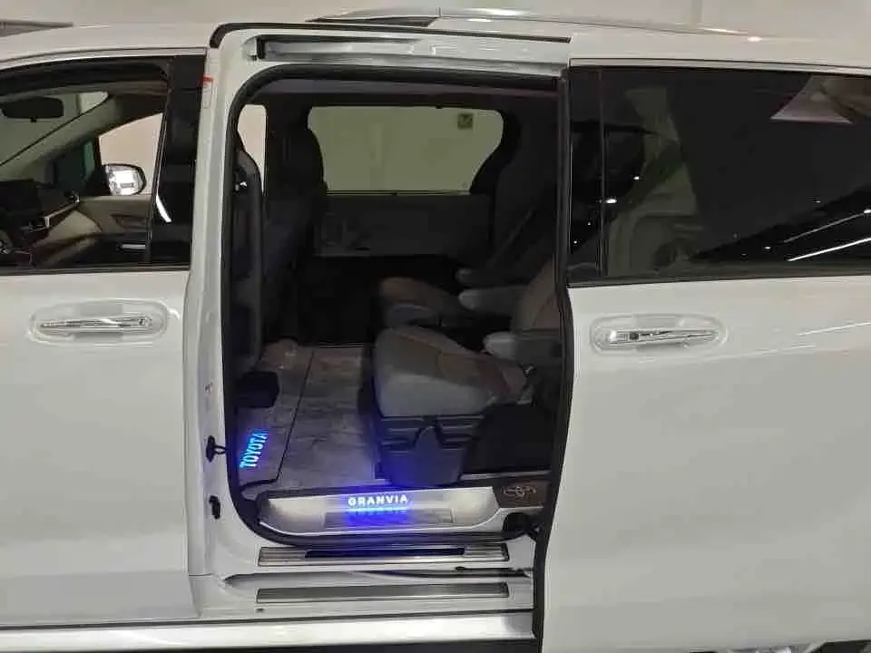 Toyota Granvia — фото 2