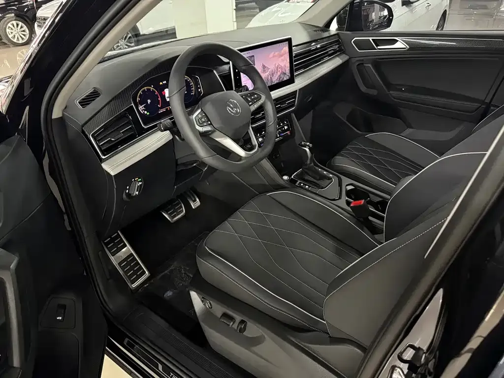Volkswagen Tiguan L — фото 8