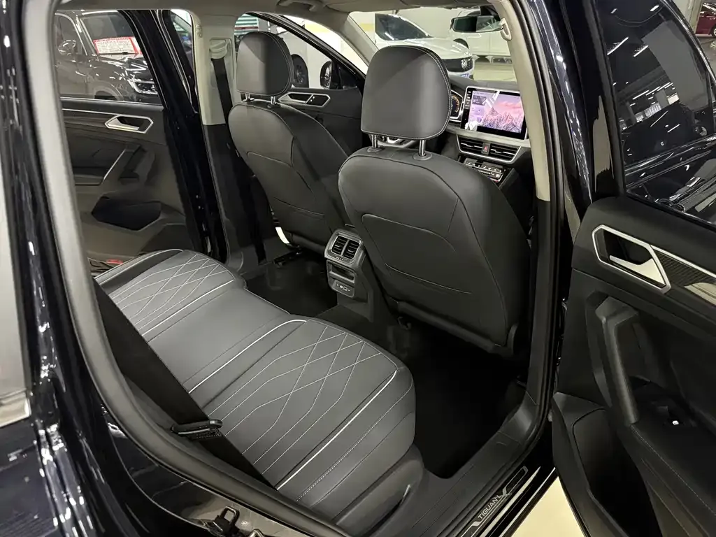 Volkswagen Tiguan L — фото 9