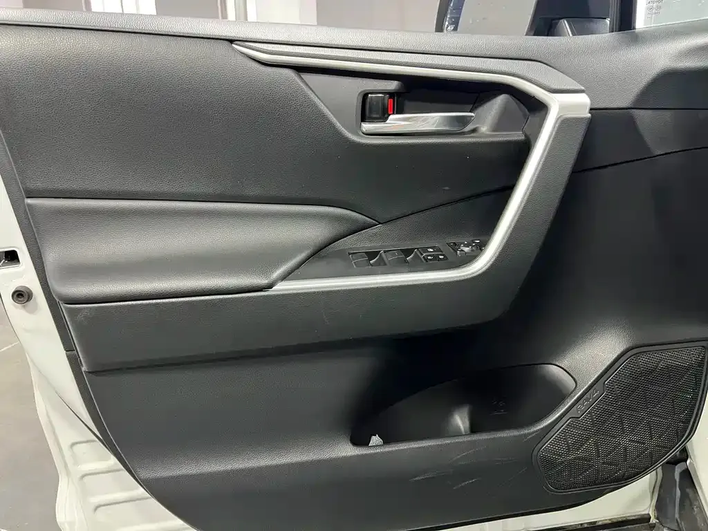 Toyota RAV4 — фото 6