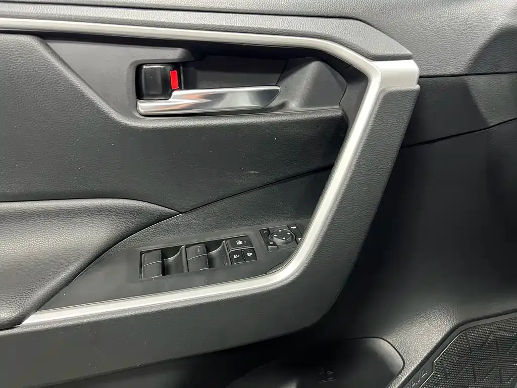 Toyota RAV4 — фото 10
