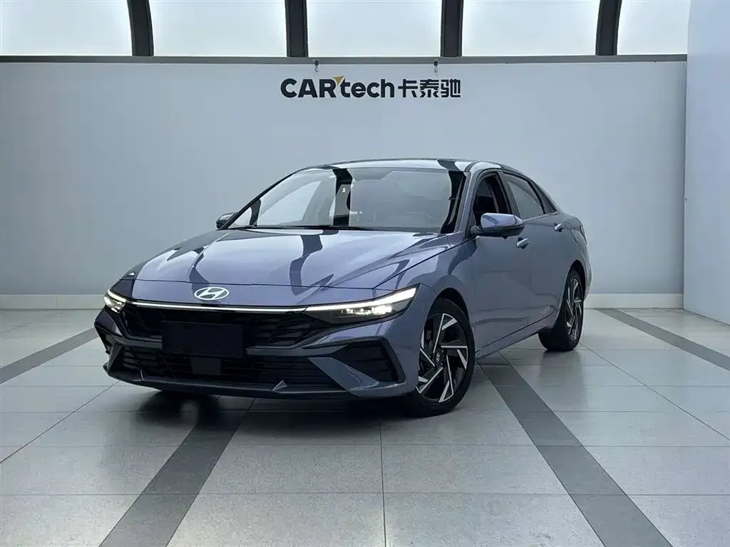 Hyundai Elantra — фото 1
