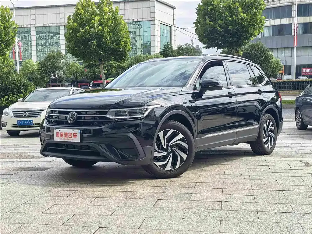 Volkswagen Tiguan L — фото 1