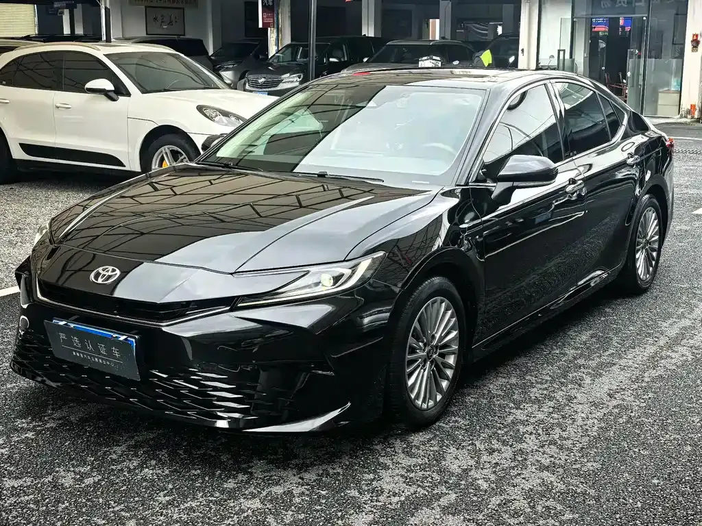 Toyota Camry — фото 1