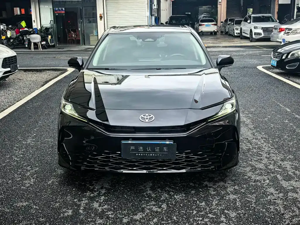 Toyota Camry — фото 5