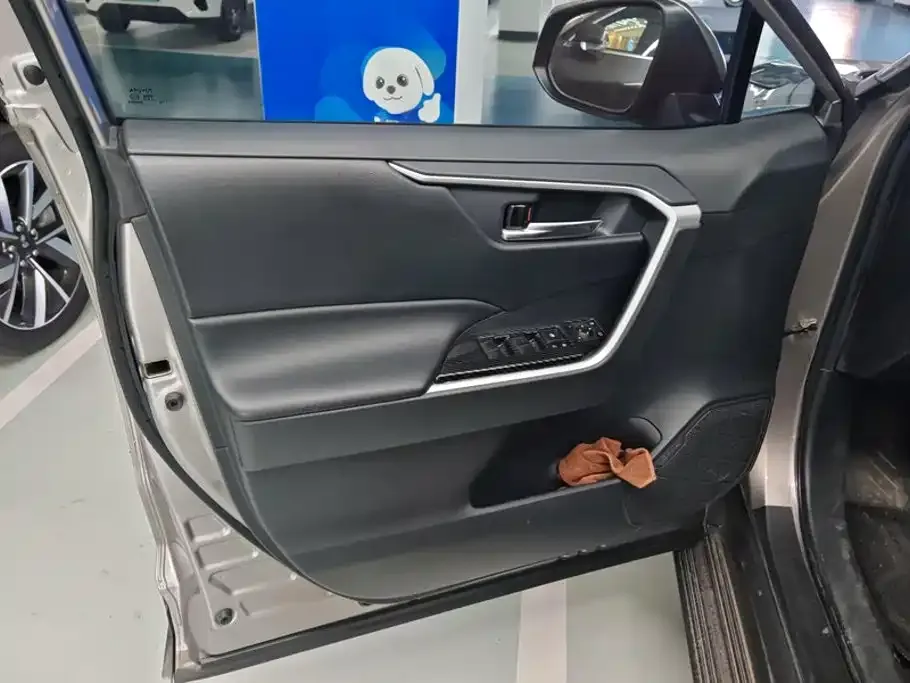 Toyota RAV4 — фото 10