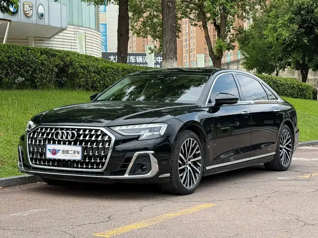 Audi A8 — фото 1