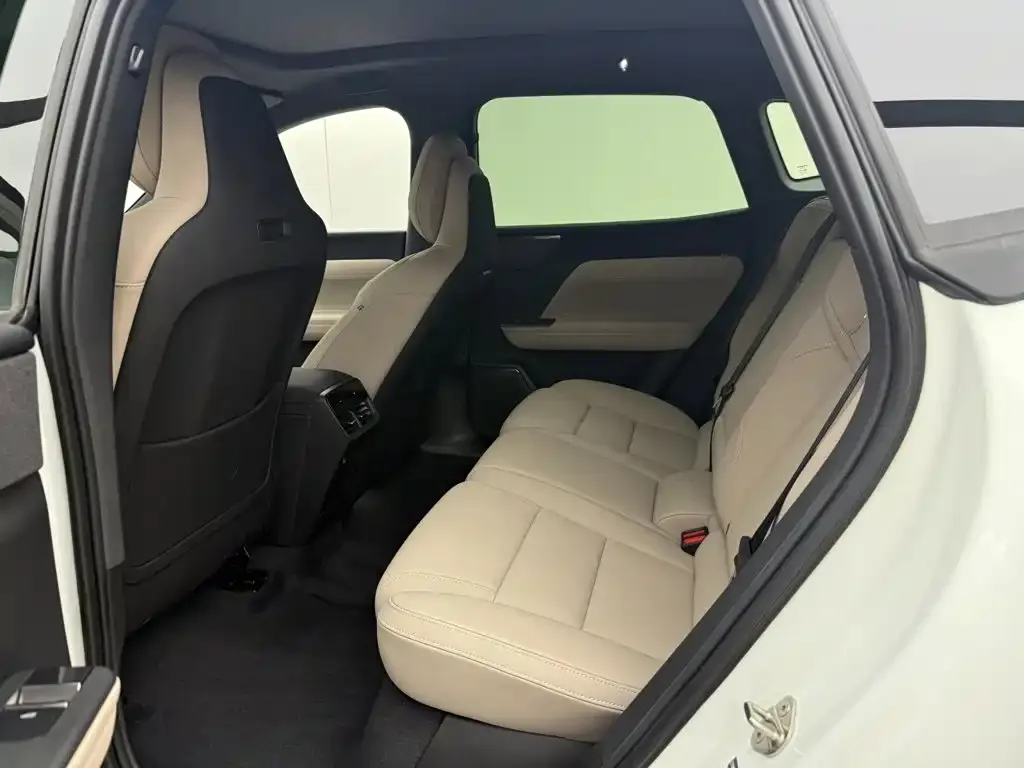 Volvo XC70 Plug-in Hybrid — фото 3
