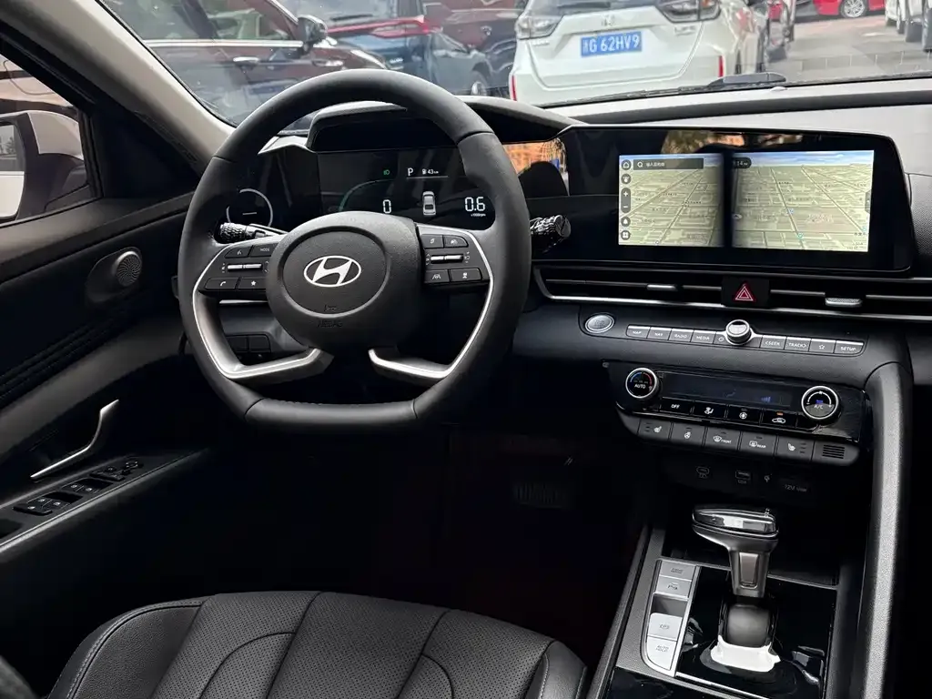 Hyundai Elantra — фото 2