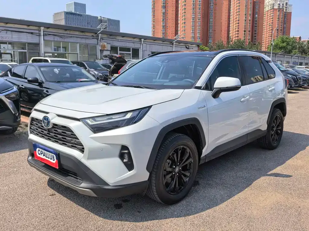 Toyota RAV4 — фото 1
