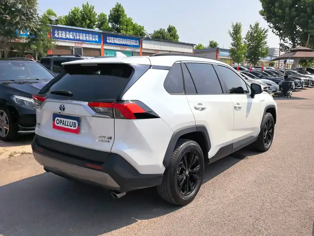 Toyota RAV4 — фото 5