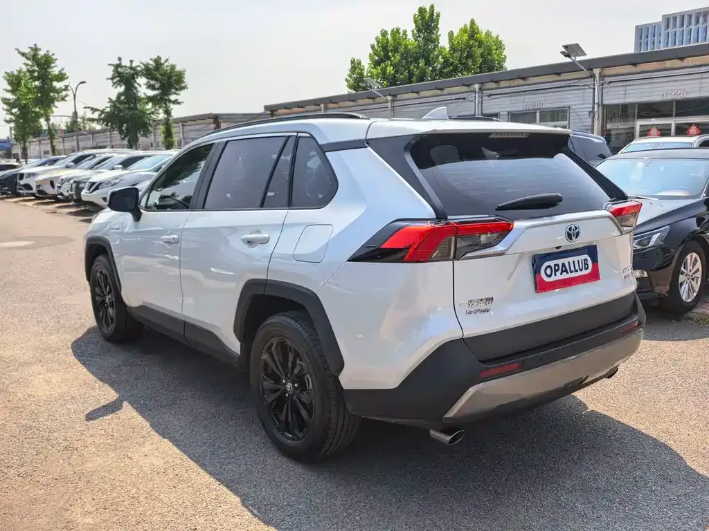 Toyota RAV4 — фото 10