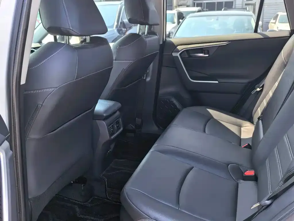 Toyota RAV4 — фото 2