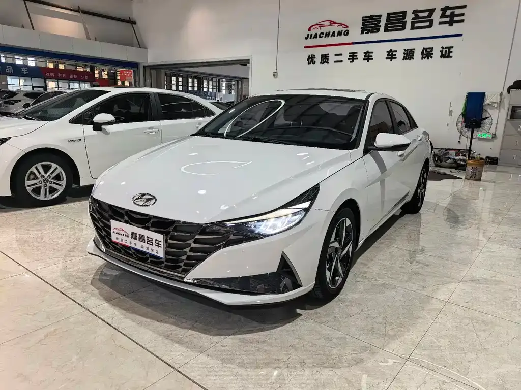 Hyundai Elantra — фото 1