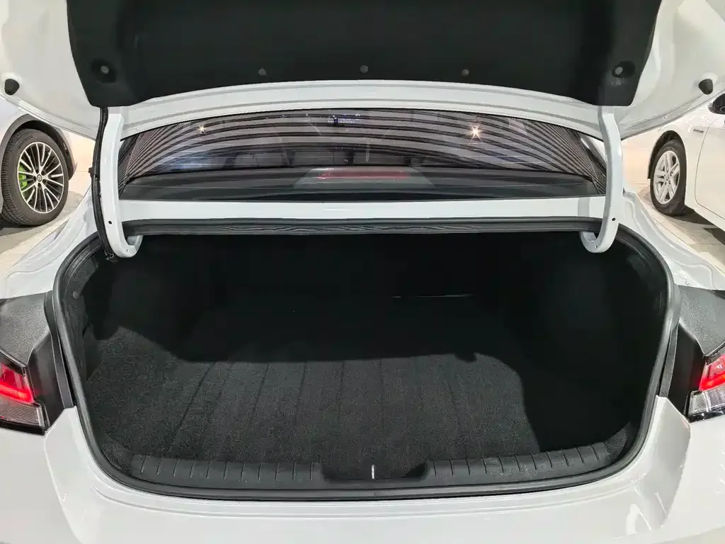 Hyundai Elantra — фото 10