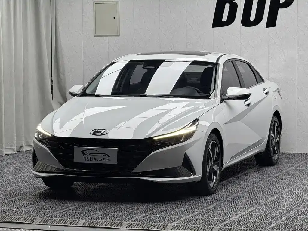 Hyundai Elantra — фото 1