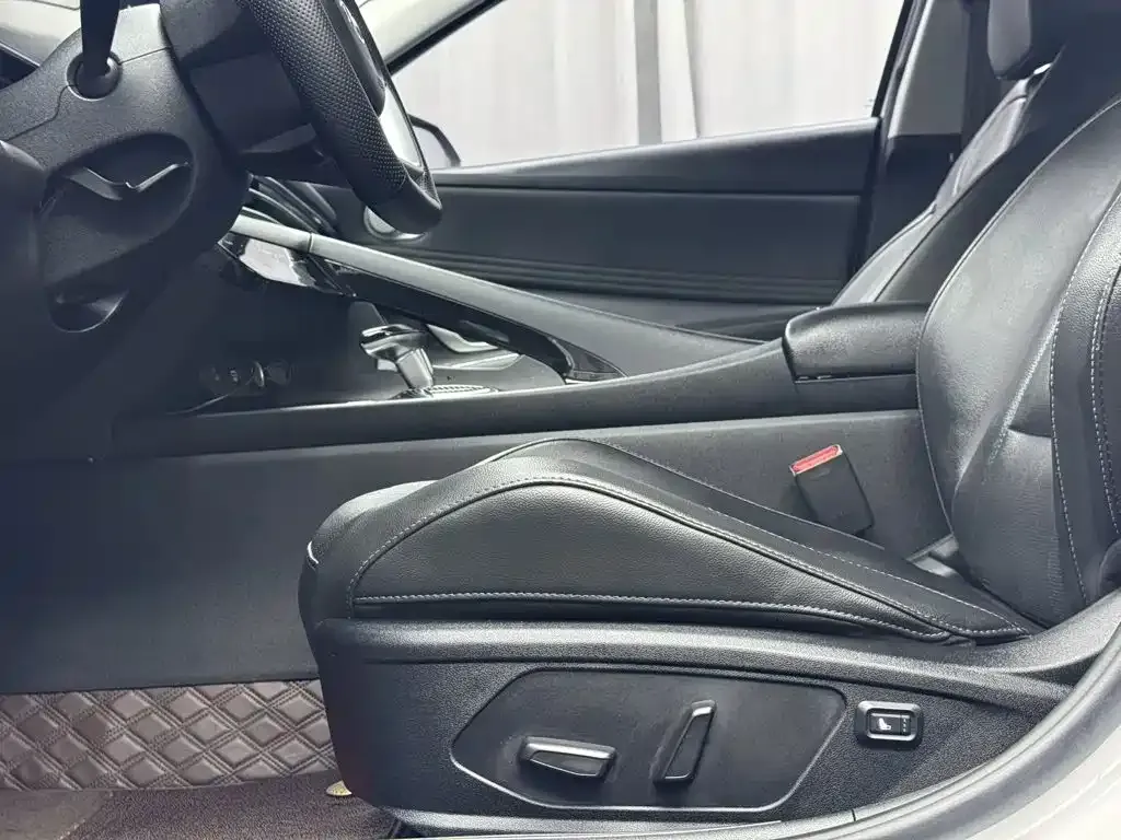 Hyundai Elantra — фото 2