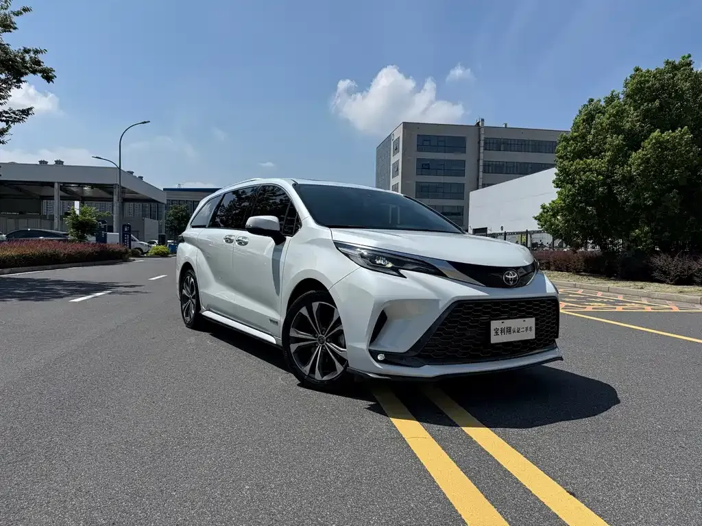Toyota Granvia — фото 1