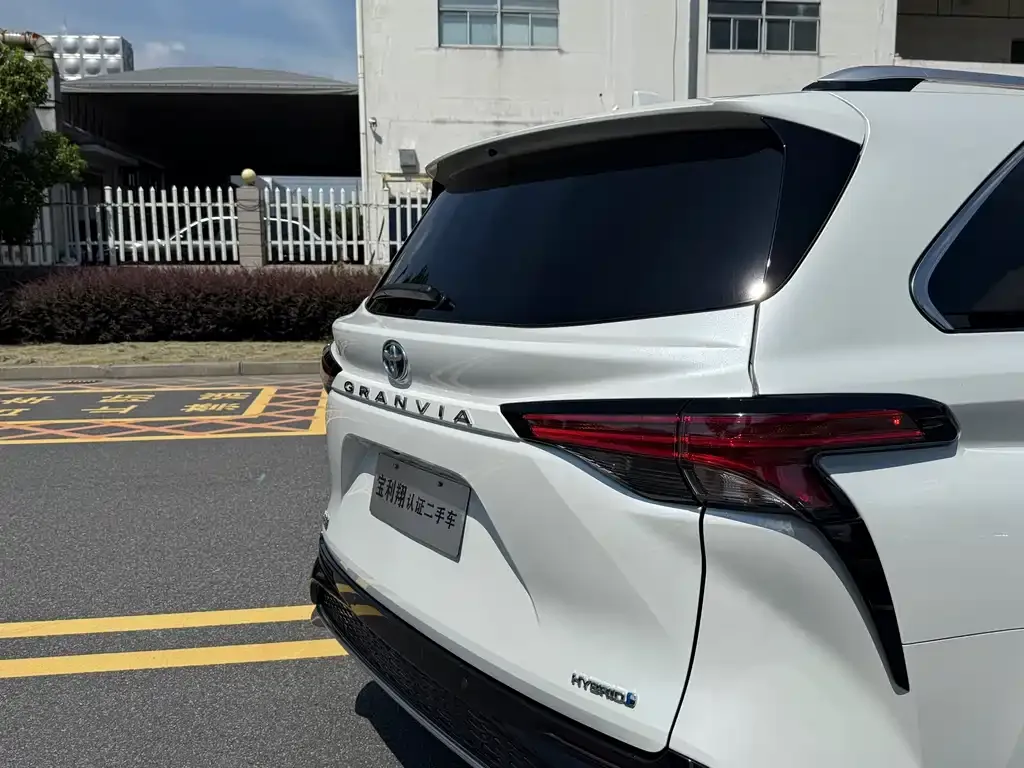Toyota Granvia — фото 8