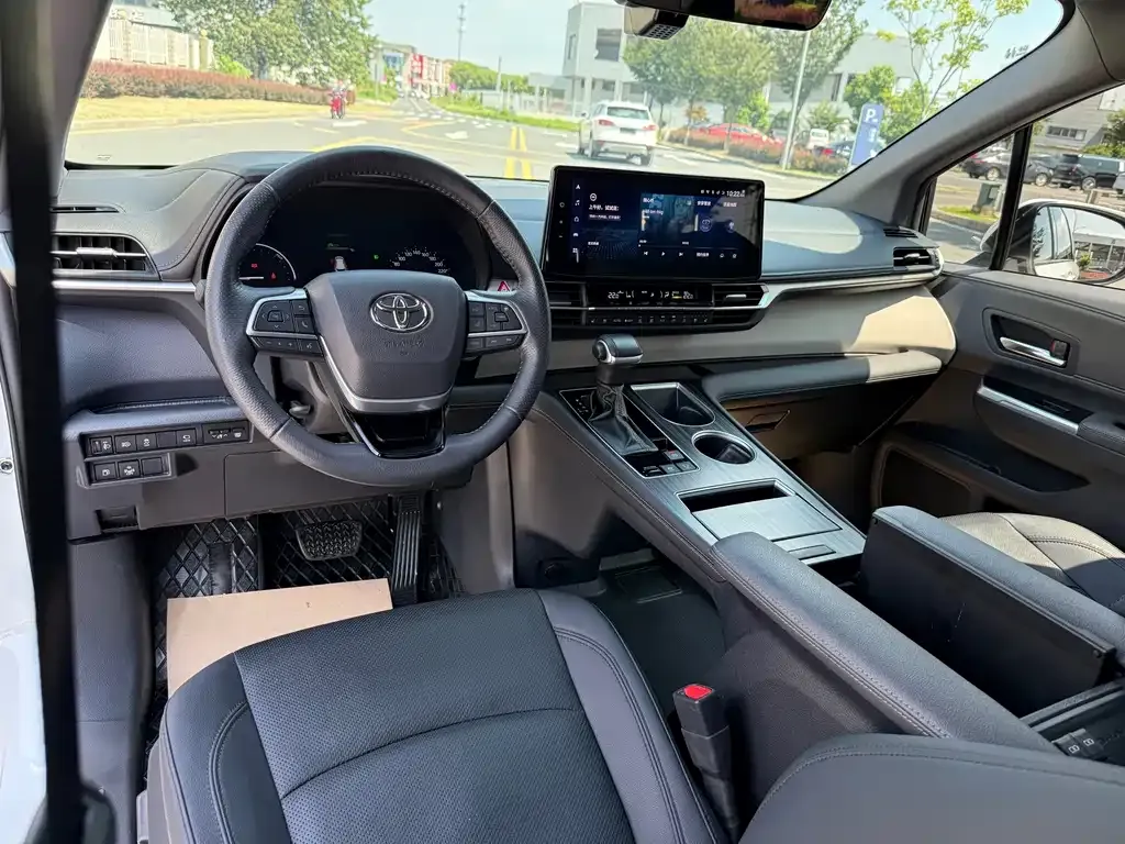 Toyota Granvia — фото 6
