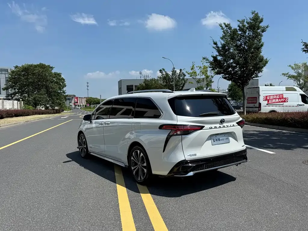 Toyota Granvia — фото 10