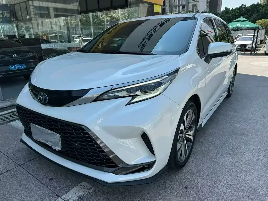 Toyota Granvia — фото 1