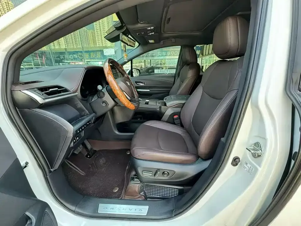 Toyota Granvia — фото 3