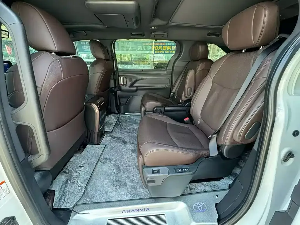Toyota Granvia — фото 7