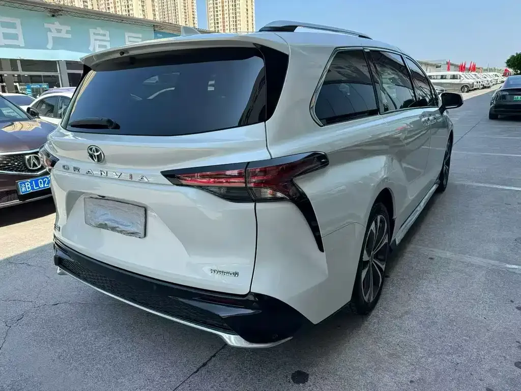 Toyota Granvia — фото 8