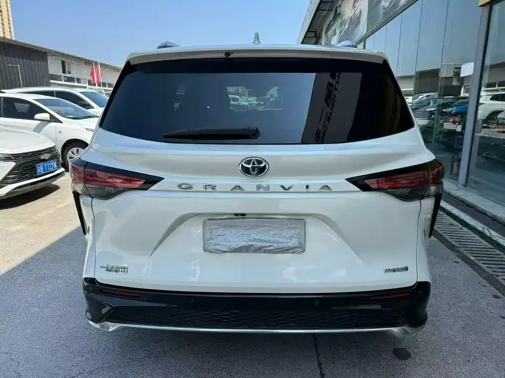 Toyota Granvia — фото 2