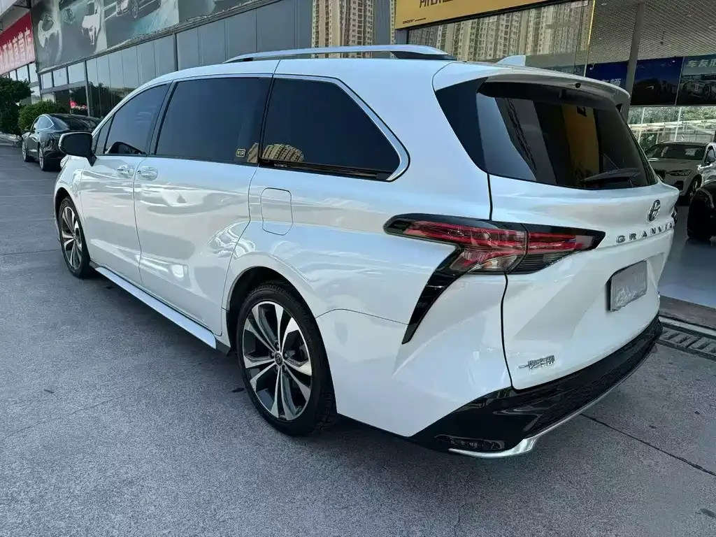 Toyota Granvia — фото 6
