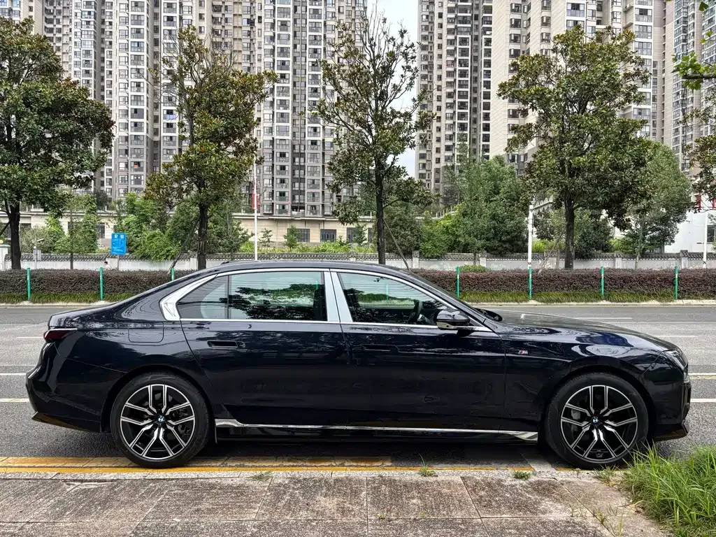 BMW i7 — фото 6