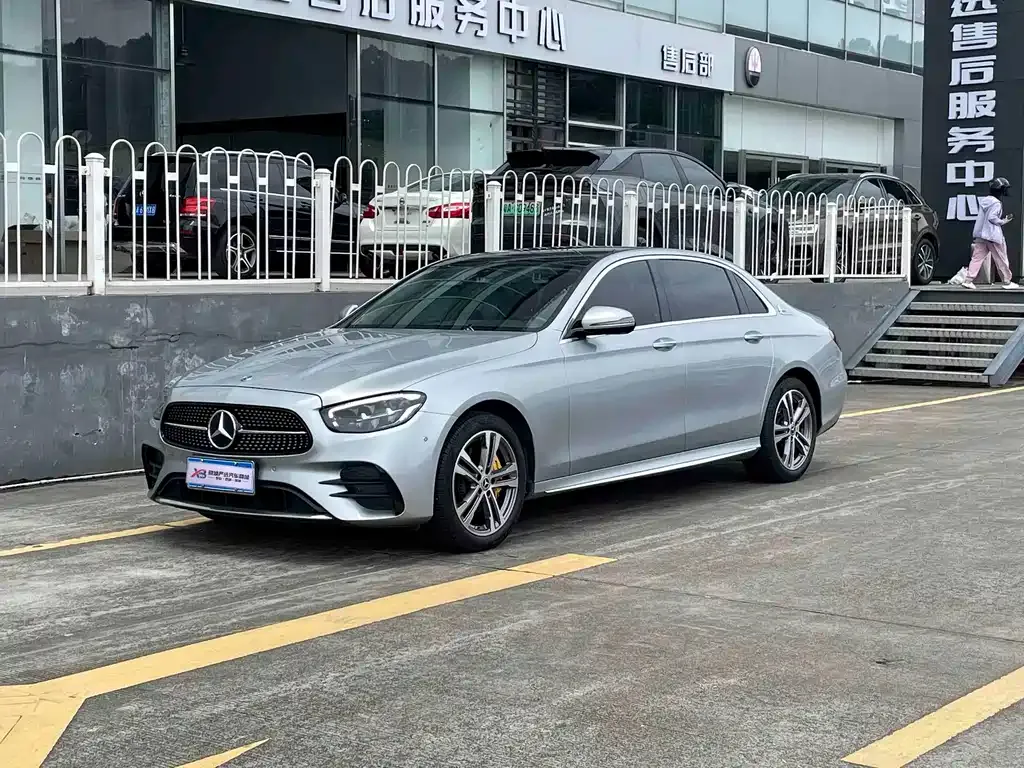 Mercedes-Benz E-Class — фото 1