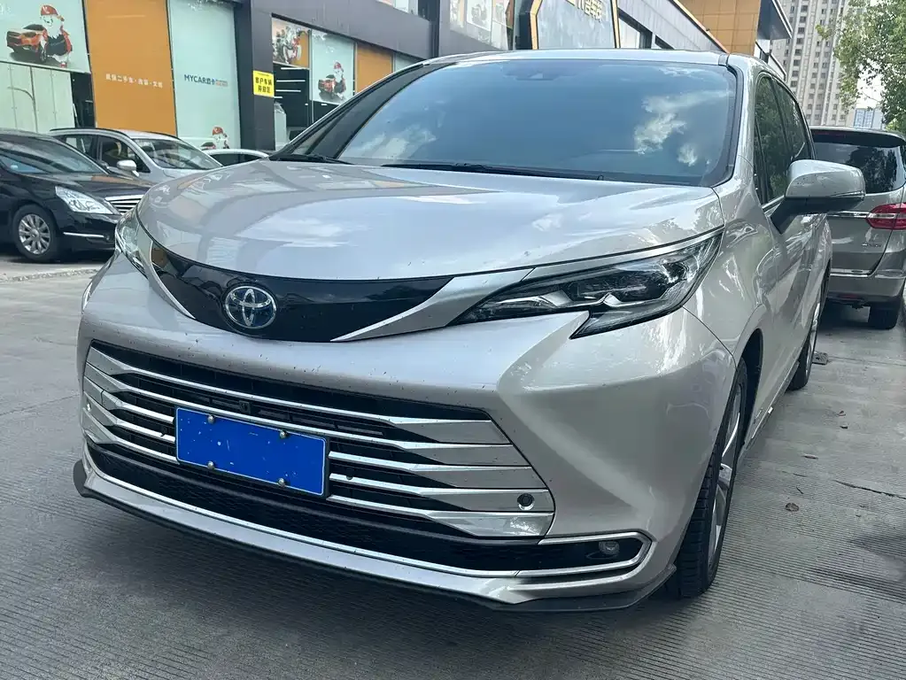 Toyota Sienna — фото 1