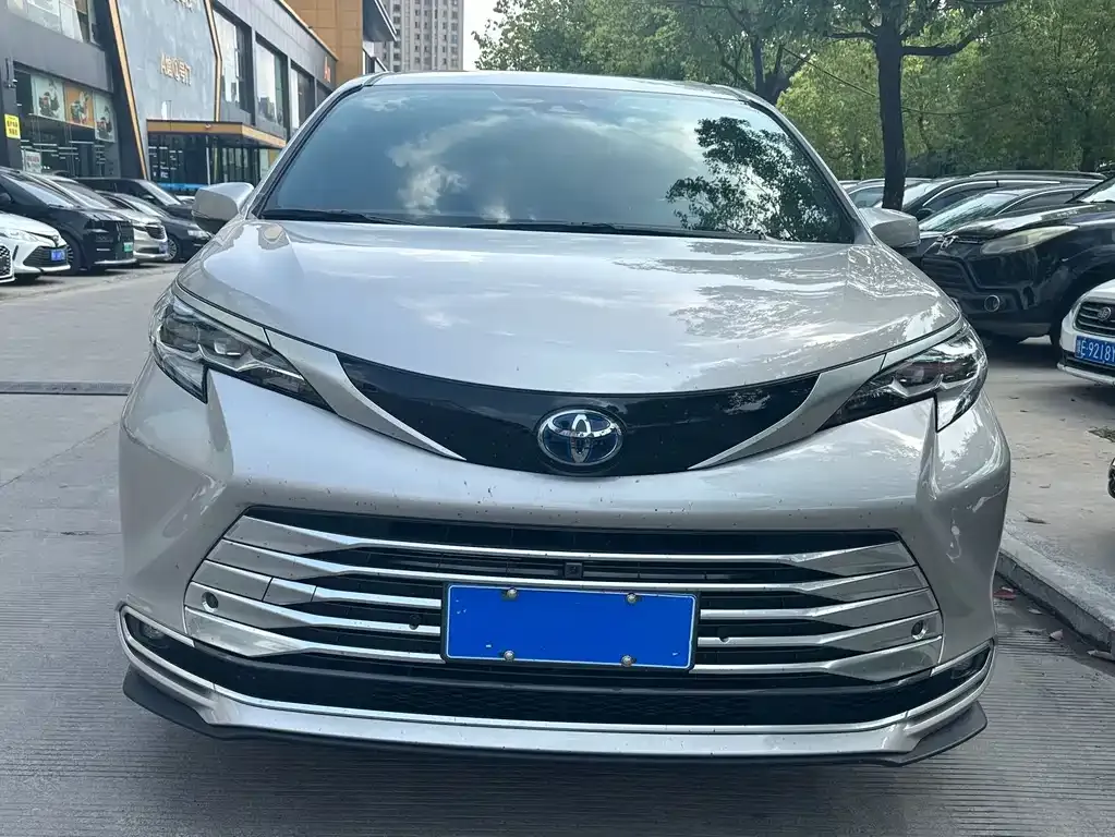 Toyota Sienna — фото 2
