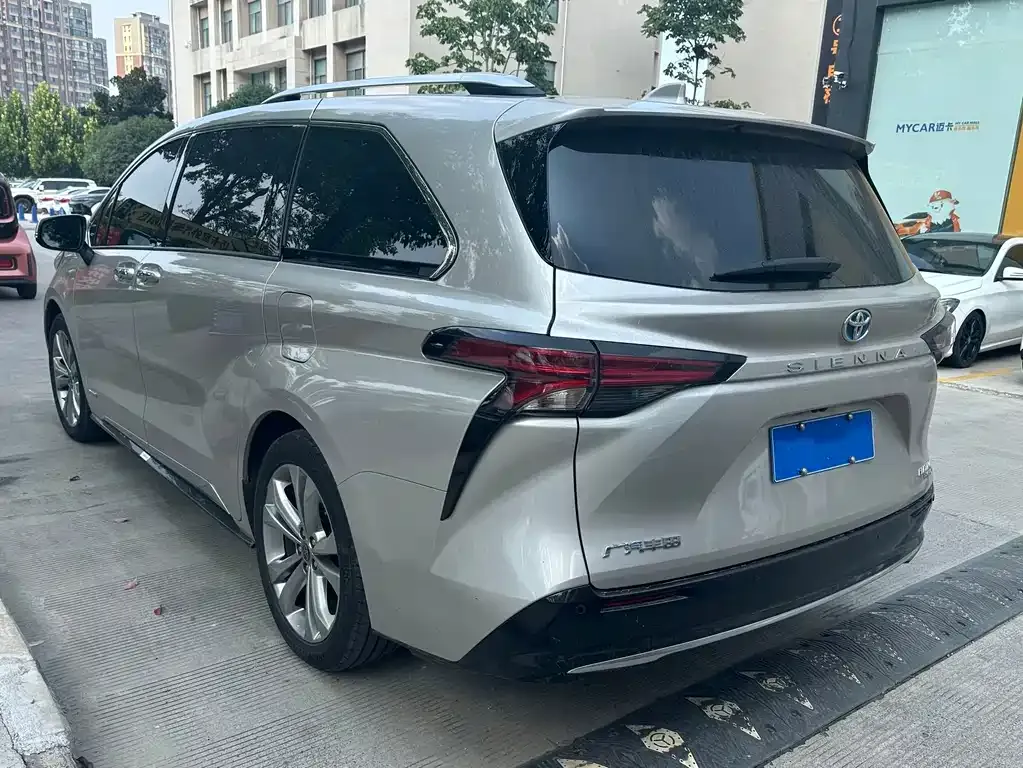Toyota Sienna — фото 3