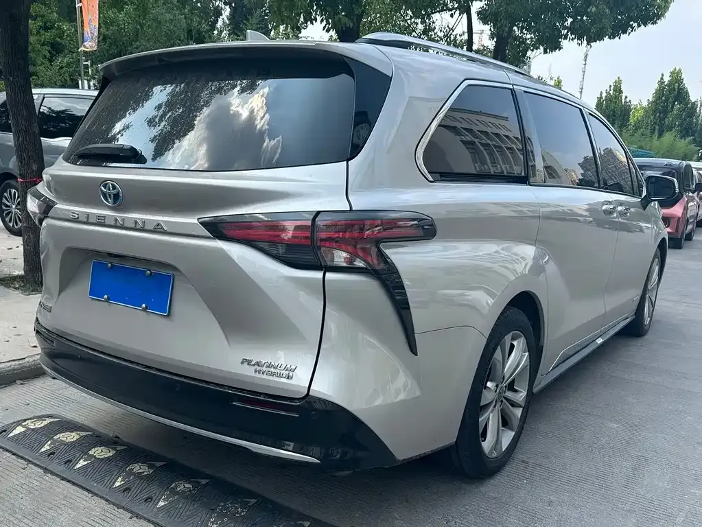 Toyota Sienna — фото 7