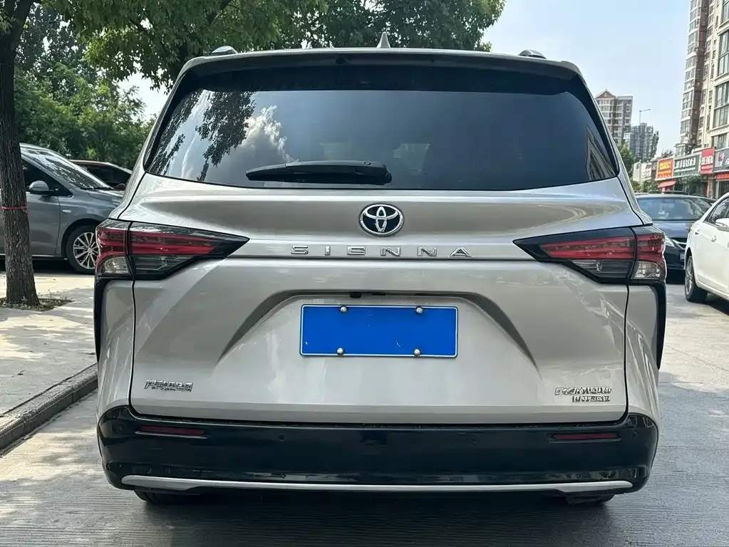Toyota Sienna — фото 9
