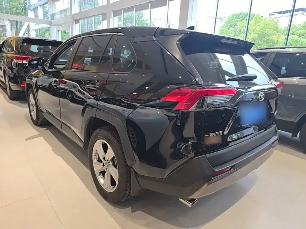 Toyota RAV4 — фото 10