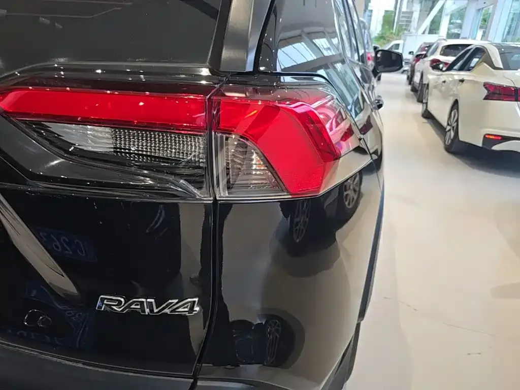 Toyota RAV4 — фото 6