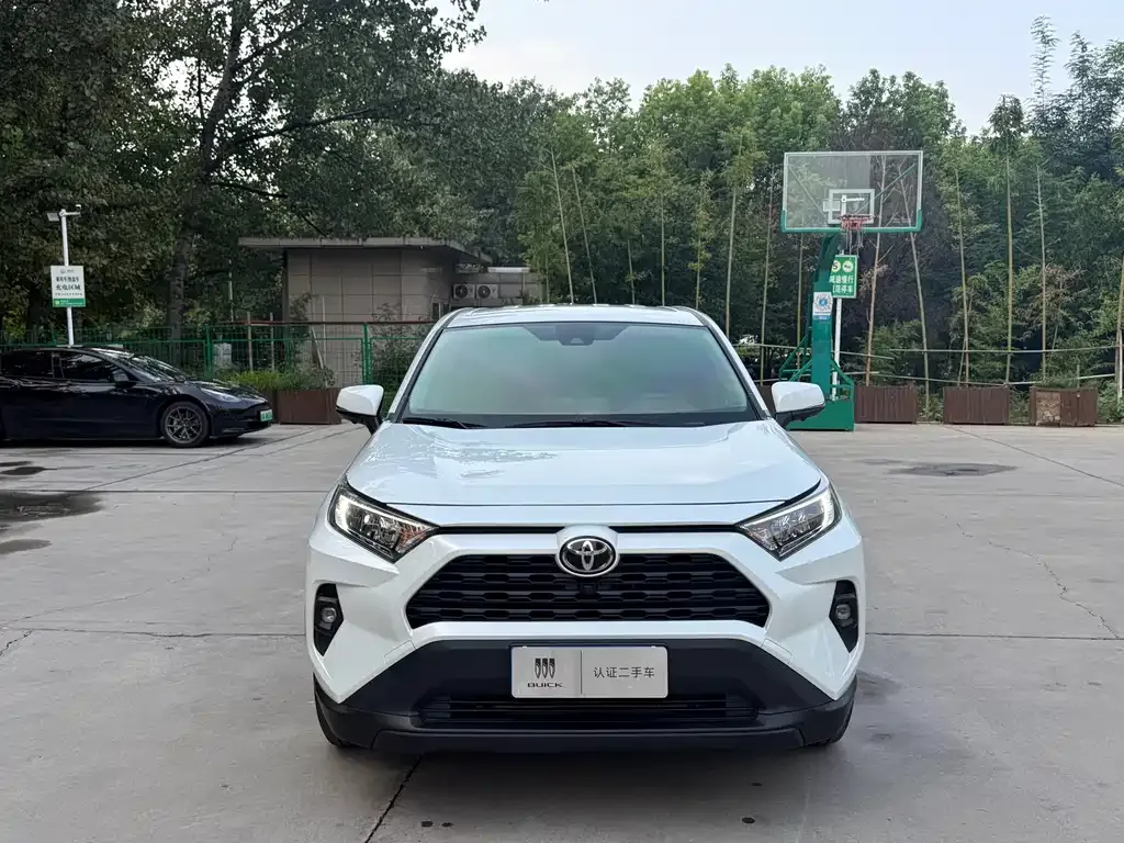 Toyota RAV4 — фото 1