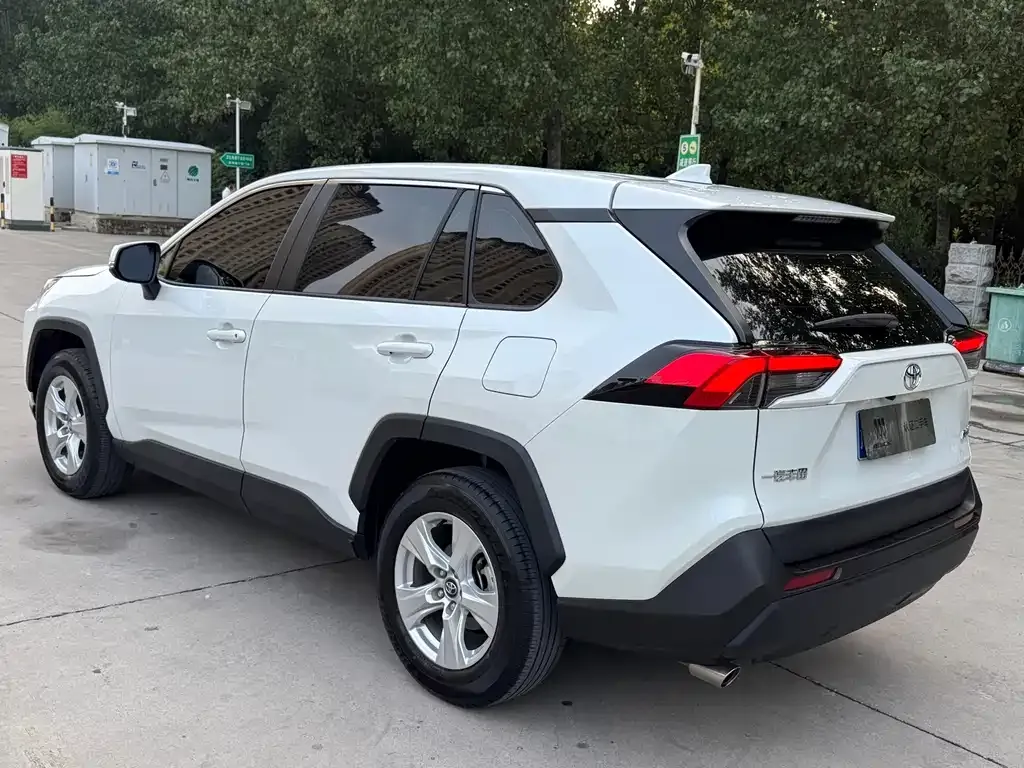 Toyota RAV4 — фото 5