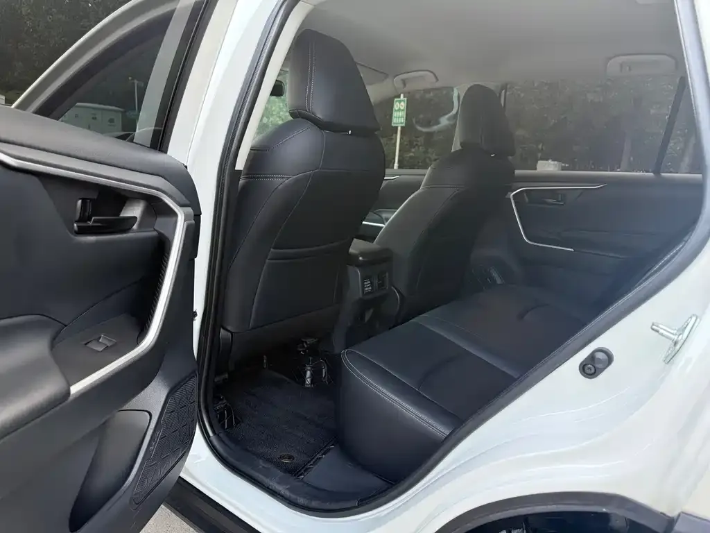 Toyota RAV4 — фото 3