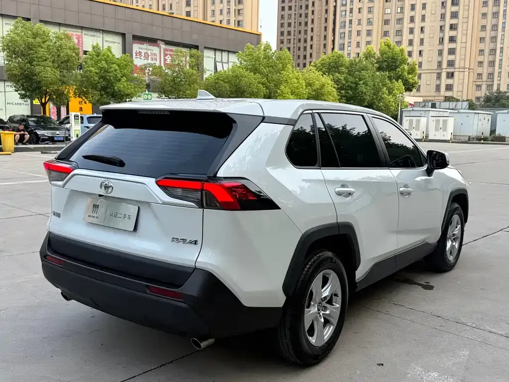Toyota RAV4 — фото 7